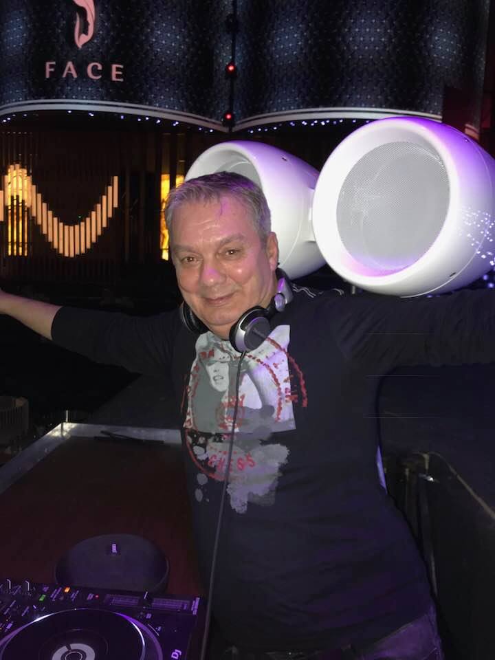 EXCLUSIV/ DJ Adriano și istoria văzută din spatele mixerului. Pune muzică din anii ’70, a adus occidentul în comunism și se ține în trend!