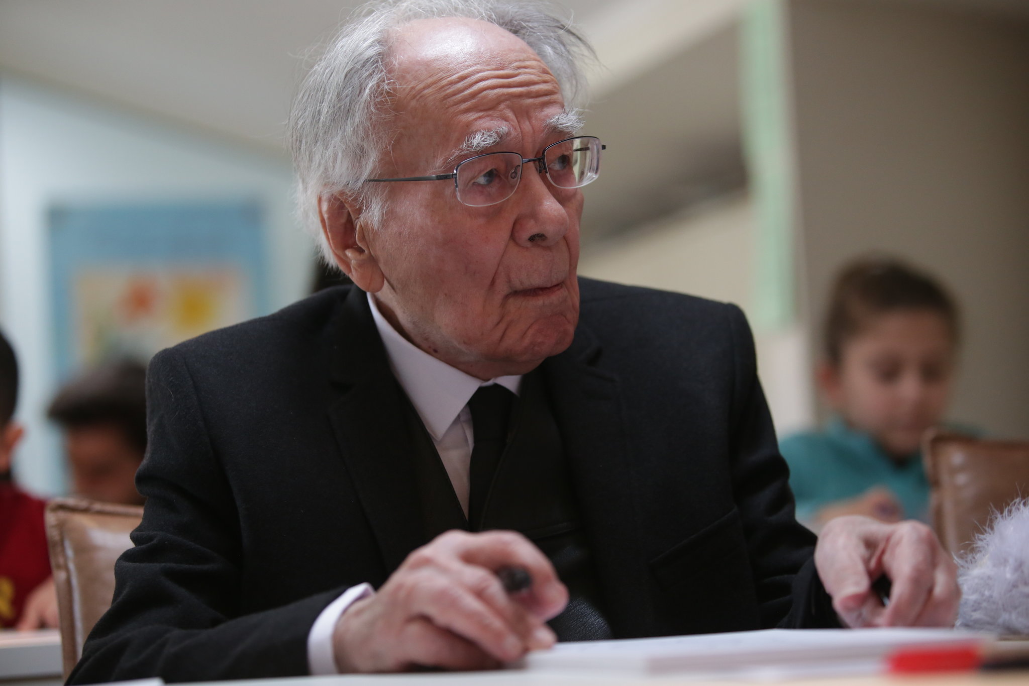 GALERIE FOTO / "Ora de Caligrafie", pentru copiii din familii de refugiaţi. Mihai Șora și Medeea Marinescu, printre invitați