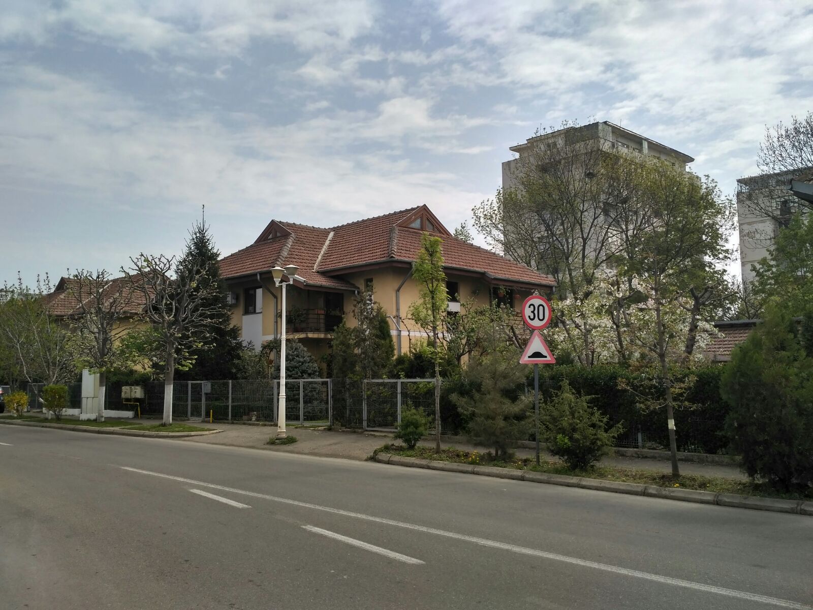 REPORTAJ: Ploiești, un oraș, două lumi total diferite: Viața în lux și viața printre gunoaie în urbea lui Caragiale/ VIDEO&FOTO