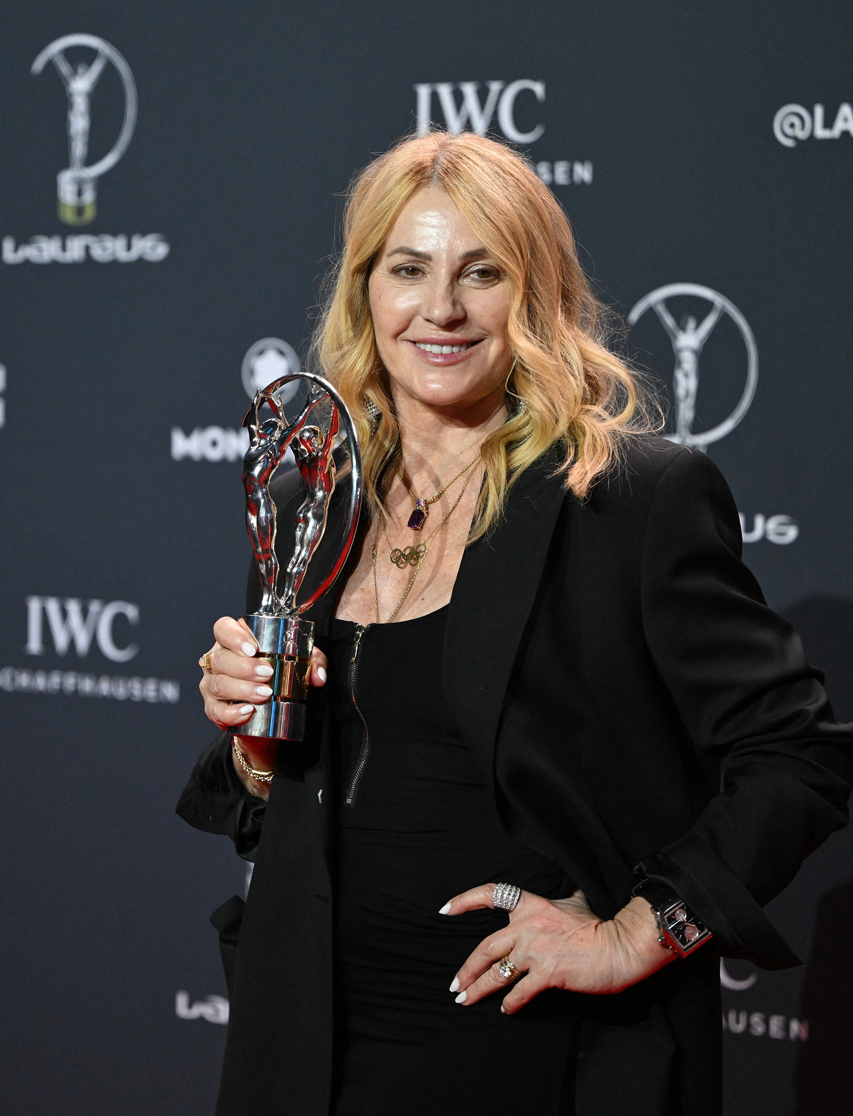 Cum a apărut Nadia Comăneci la evenimentul organizat în onoarea sa. A fost singura îmbrăcată în alb și a avut o geantă cu steagul României