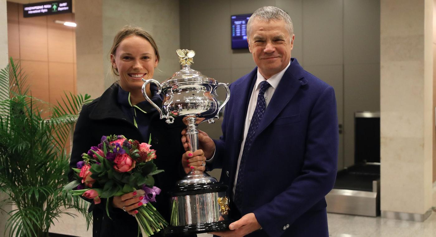 Caroline Wozniacki nu se mai desparte de trofeul câștigat la Australian Open | GALERIE FOTO
