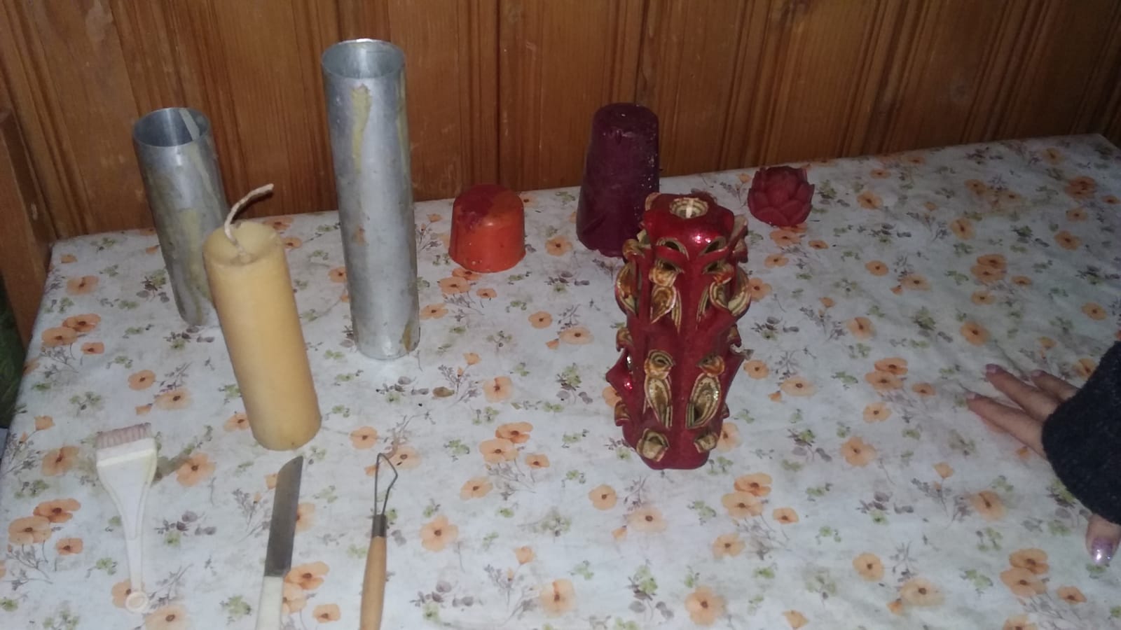 Revanșa femeii-pompier de la ISU Vrancea. A îmblânzit focul și sculptează lumânări cu el - FOTO