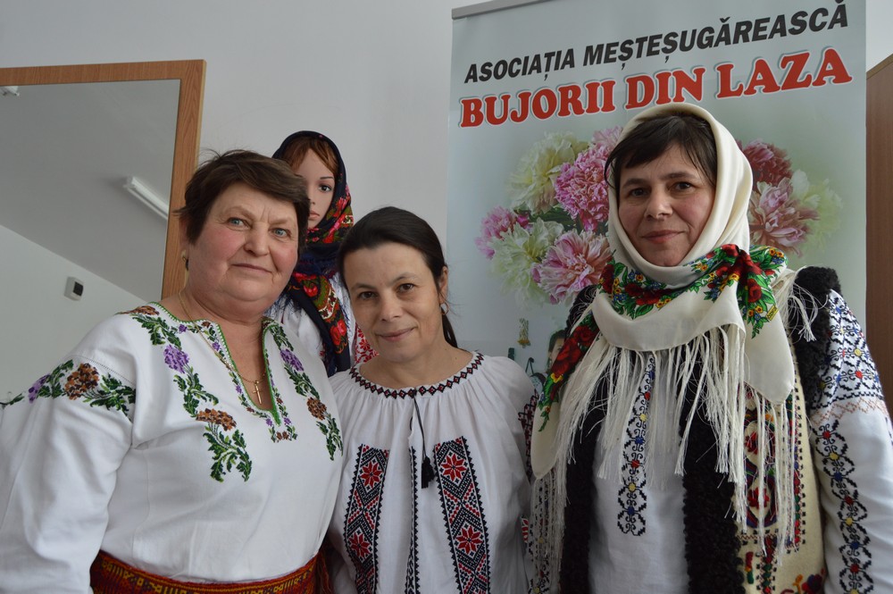 REPORTAJ/Un fel de alternativă a Facebook-ului! Șezătoarea din Vaslui, locul unde oamenii socializează și transmit ce știu