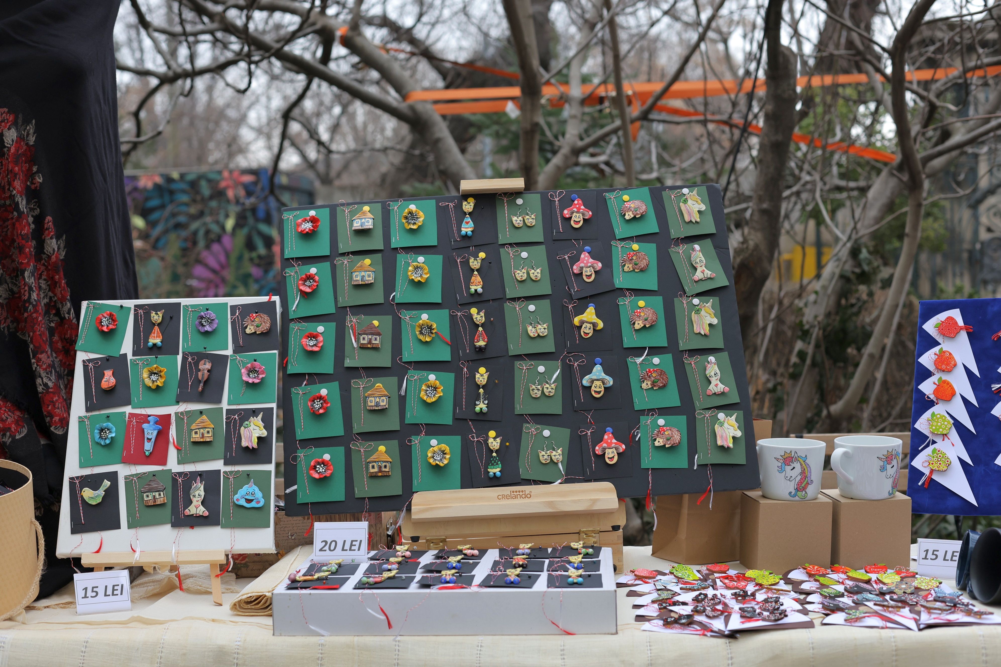 Vizită prin târgurile de mărțișoarele handmade din București. „Toată vara lucrez pentru a aduce zâmbete în luna martie”