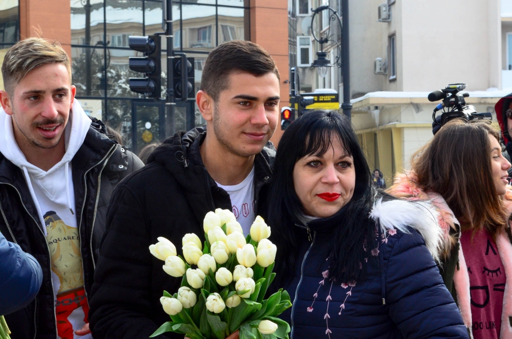 Fotbaliștii Craiovei au oferit mărțișoare. Gică Craioveanu a venit pentru meciul cu Dinamo / GALERIE FOTO