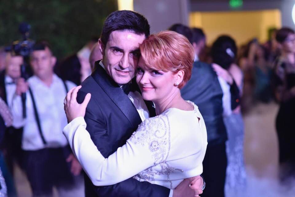 FOTO/ Liviu Dragnea, însoțit de iubita lui la nunta Liei Olguței Vasilescu și a lui Claudiu Manda. Ce ținută a purtat Irina Tănase