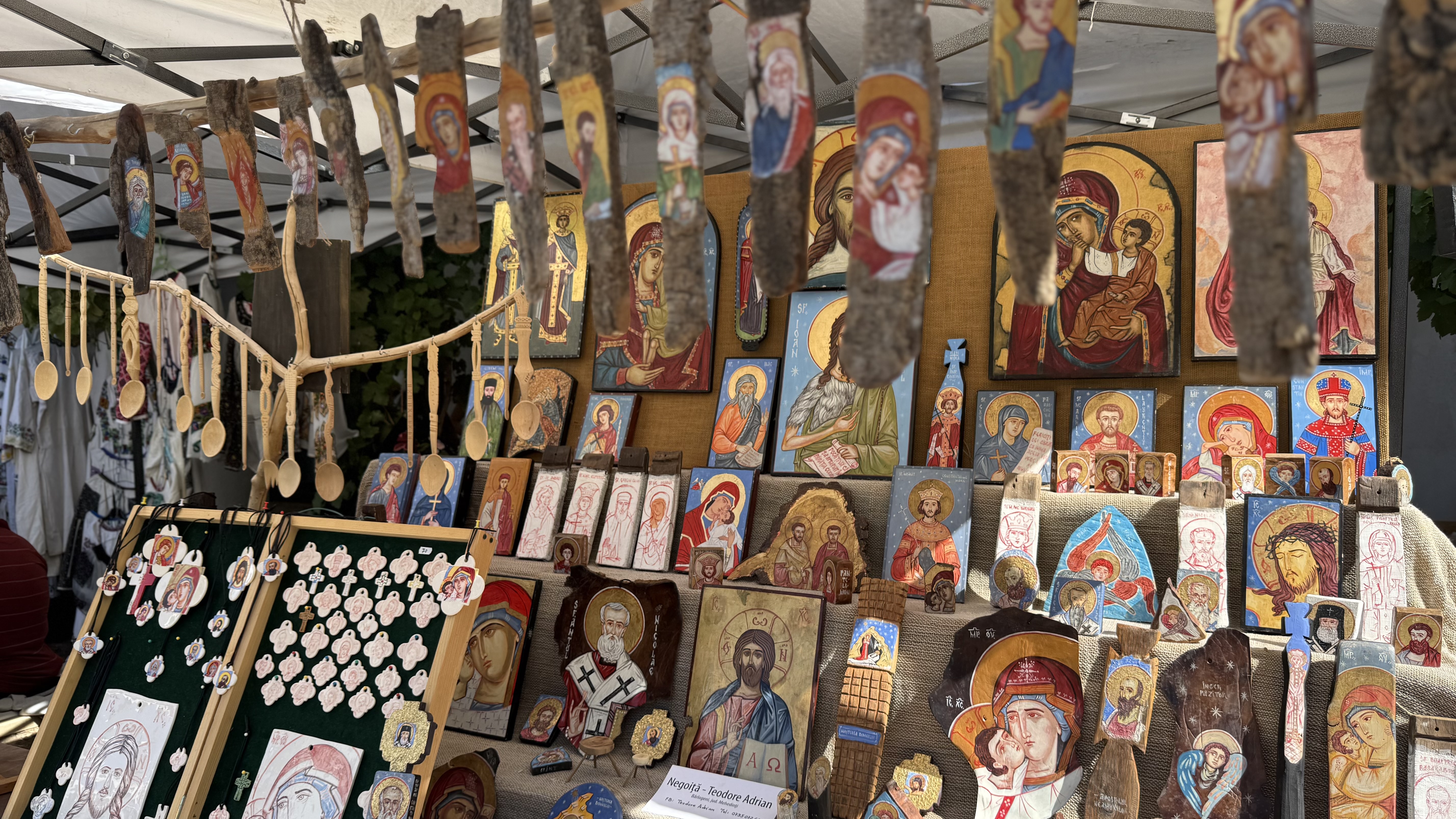 Teodore-Adrian Negoiță, artistul care transformă icoanele și lingurile de lemn în povești vii ale satului românesc: „Am pictat pe pietre, pe coajă de ou sau pe scoarță de copac”