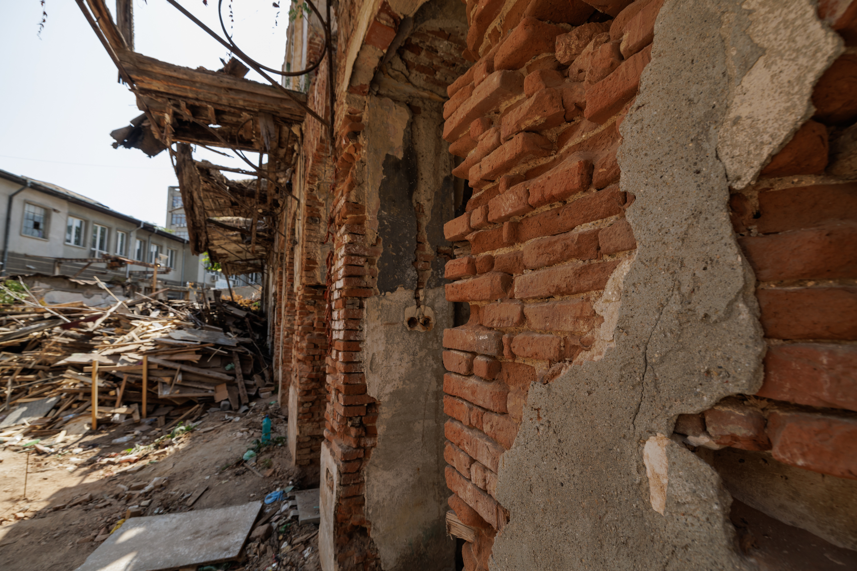REPORTAJ. Libertatea a intrat pe șantierul de la Hanul Solacolu din București. „Era o groapă de gunoi și o bombă ecologică. Am scos două mii de tone de deșeuri”