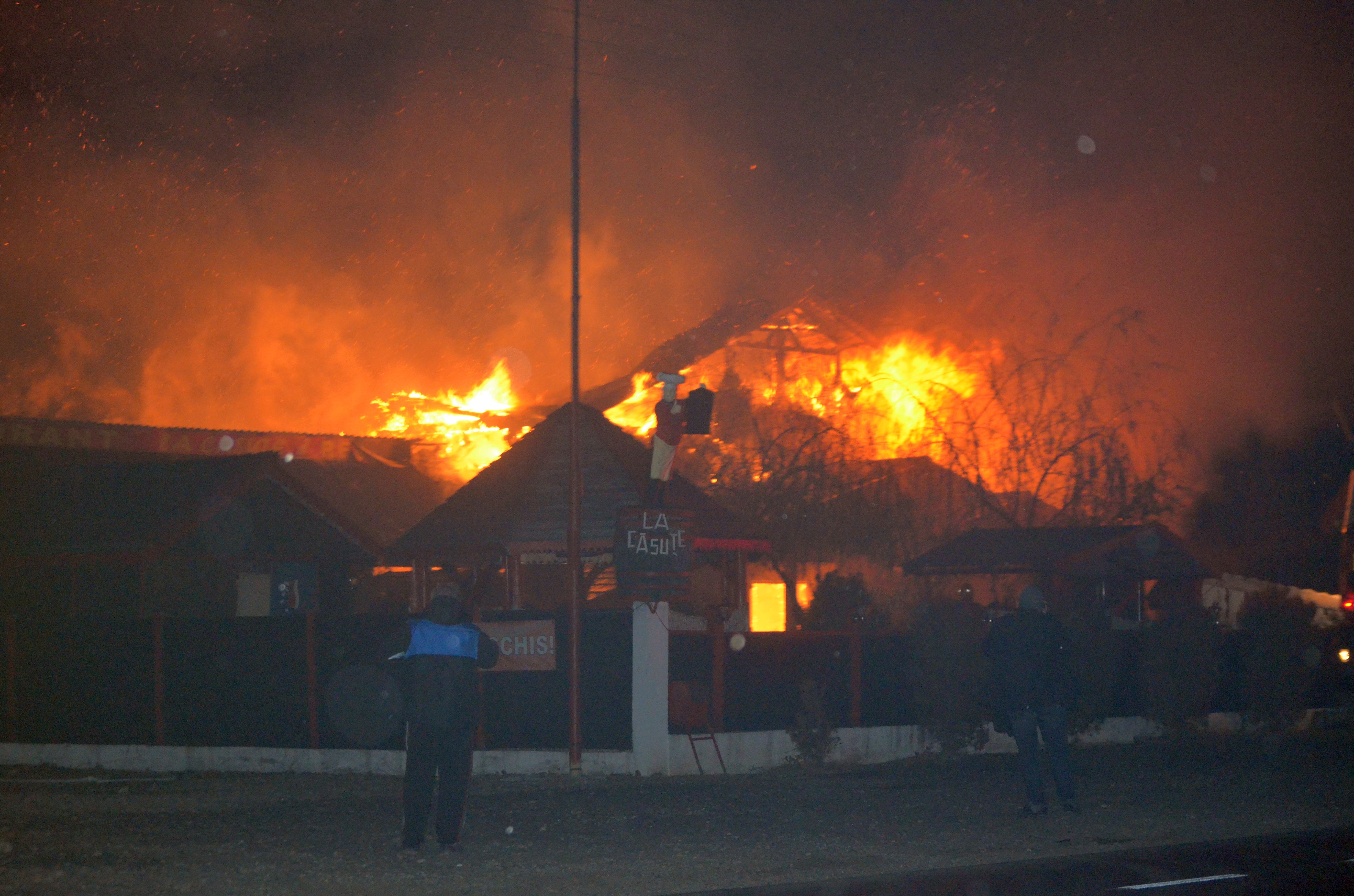 Un han a fost distrus din temelii de un incendiu devastator GALERIE FOTO