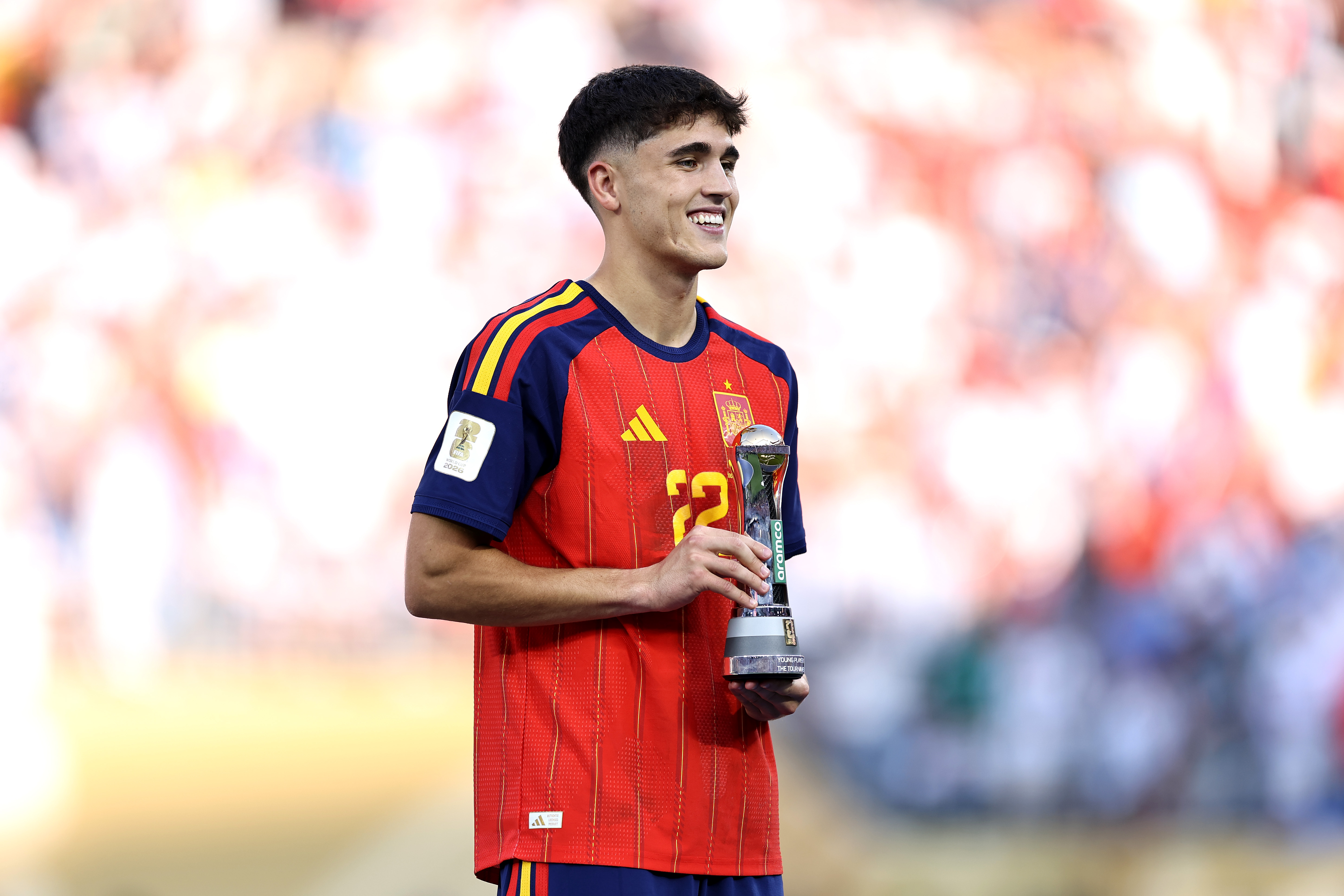 Cine este românca care a ținut trofeul lui Pau Cubarsi la finala Cupei Mondiale 2026. A fost pe scenă la ceremonia FIFA