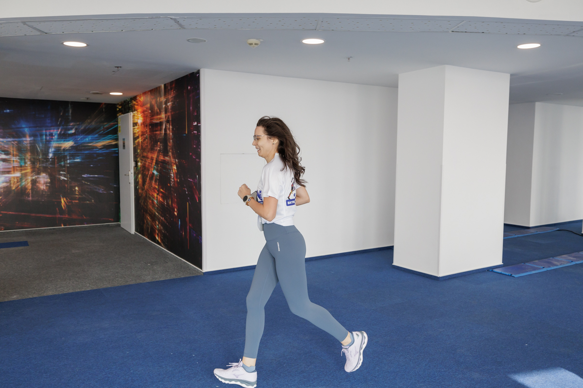 780 de oameni au urcat cele 620 de scări ale Sky Tower, cea mai înaltă clădire din București. Cel mai vârstnic participant a avut 77 de ani: „Merg la sală de cinci ori pe săptămână”
