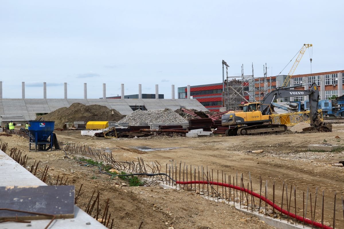 În umbră, la Timișoara se ridică un stadion de 23 de milioane de euro, care ignoră austeritatea