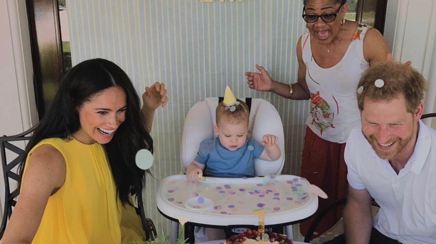Imagini adorabile cu copiii lui Meghan Markle și ai prințului Harry. Micuța Lilibet a moștenit culoarea părului tatălui ei