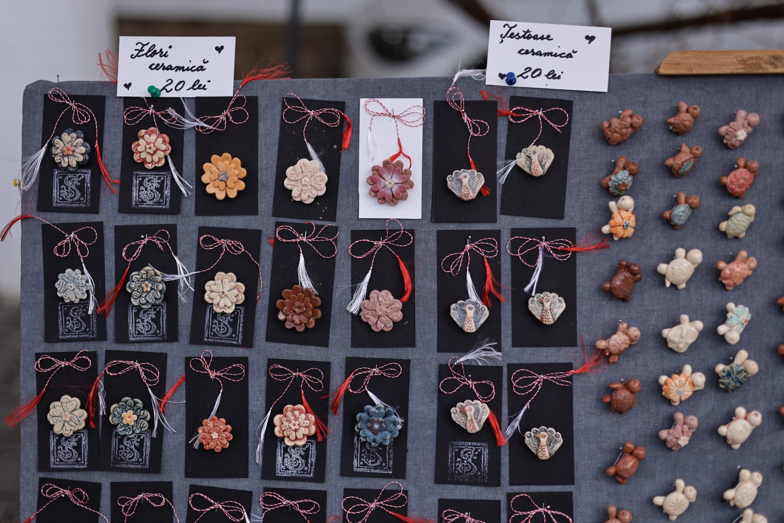 De la mărțișoare handmade la adevărate bijuterii din aur și argint: ce prețuri găsești la Târgul Mărțișorului 2026