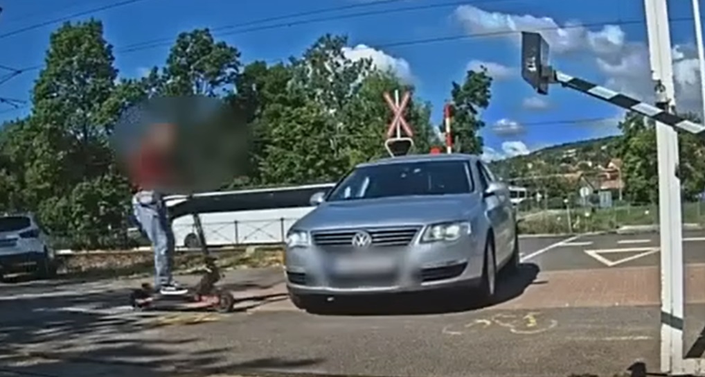Nekivágódott, felrepült, megpördült, majd egy autó lefejelése után a földbe csapódott egy elektromos rolleres – videó