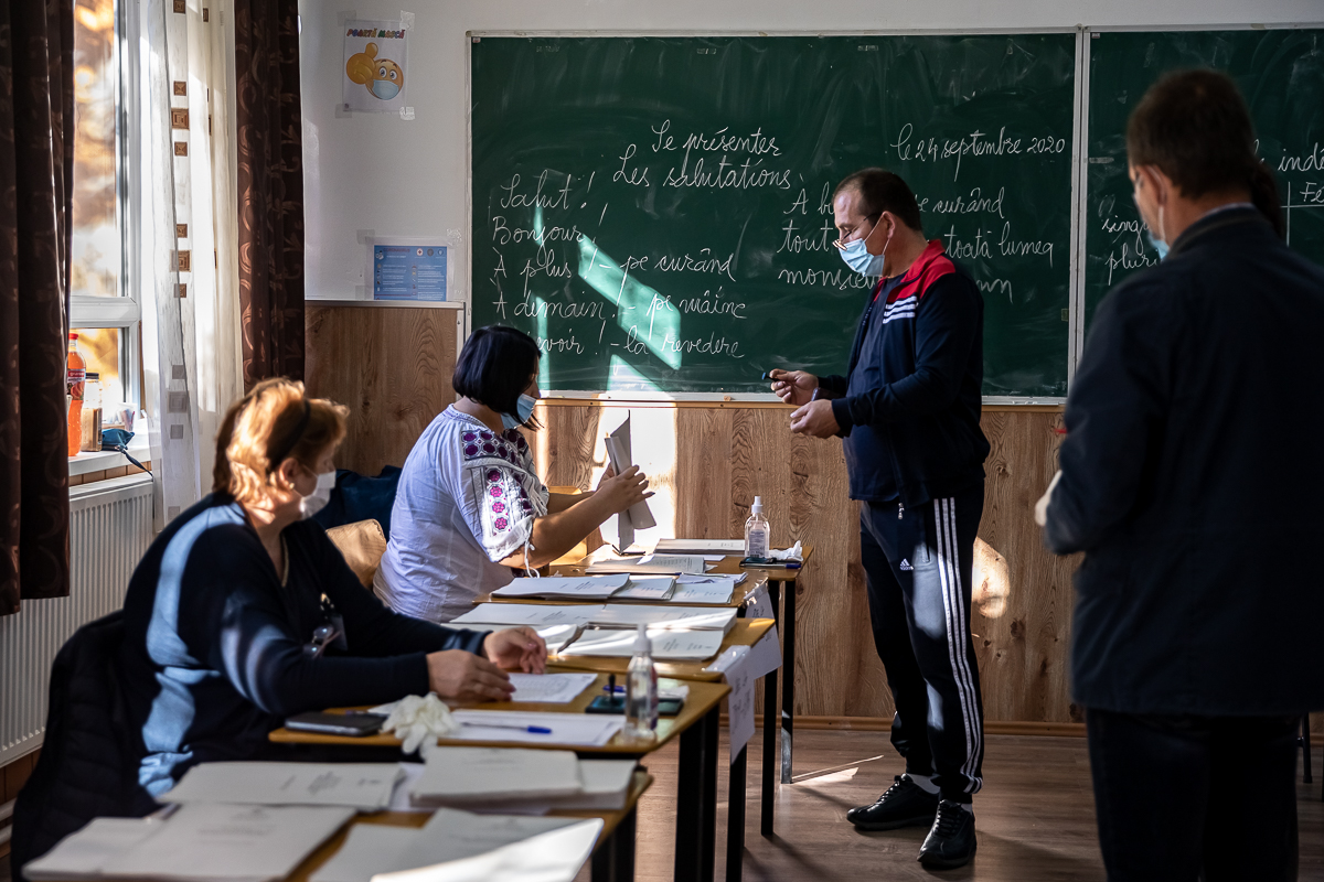 Cozi la alegeri în Ţăndărei, fost focar de Covid-19. Oamenii au votat pentru “şuşale”
