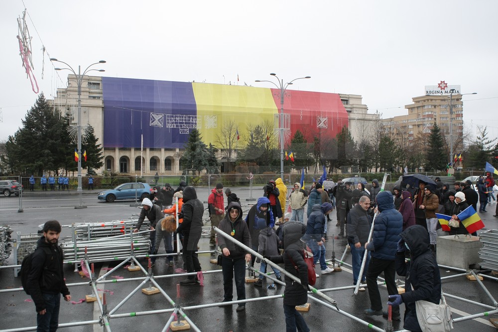 UPDATE. Protest și incidente în Piața Victoriei. Anchetă MAI după împiedicarea organizării târgului de Crăciun/ FOTO
