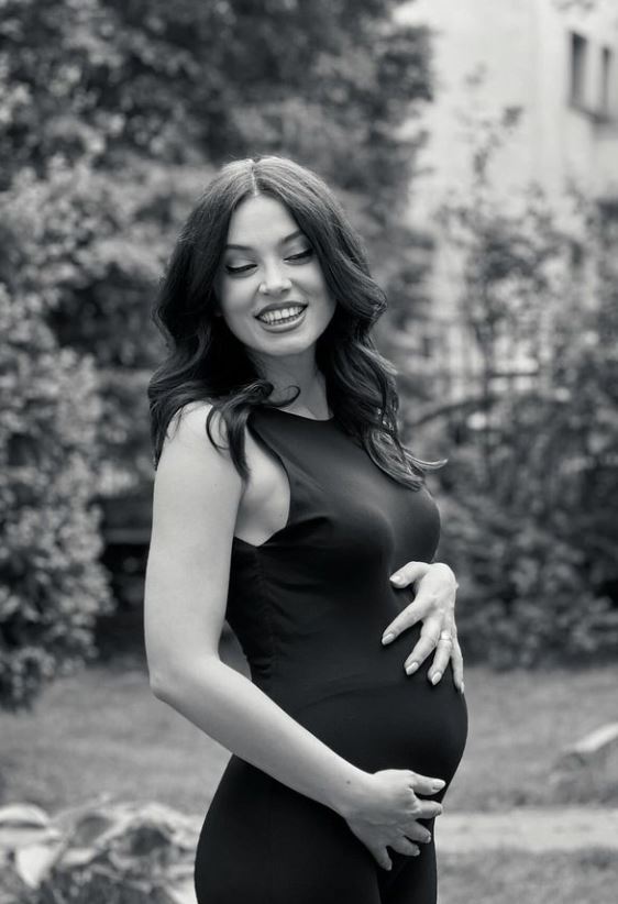 Imagini cu Anca Dumitra însărcinată în 5 luni. Actrița din „Las Fierbinți”, detalii despre sarcină: „Trimestrul unu a fost un pic dificil”