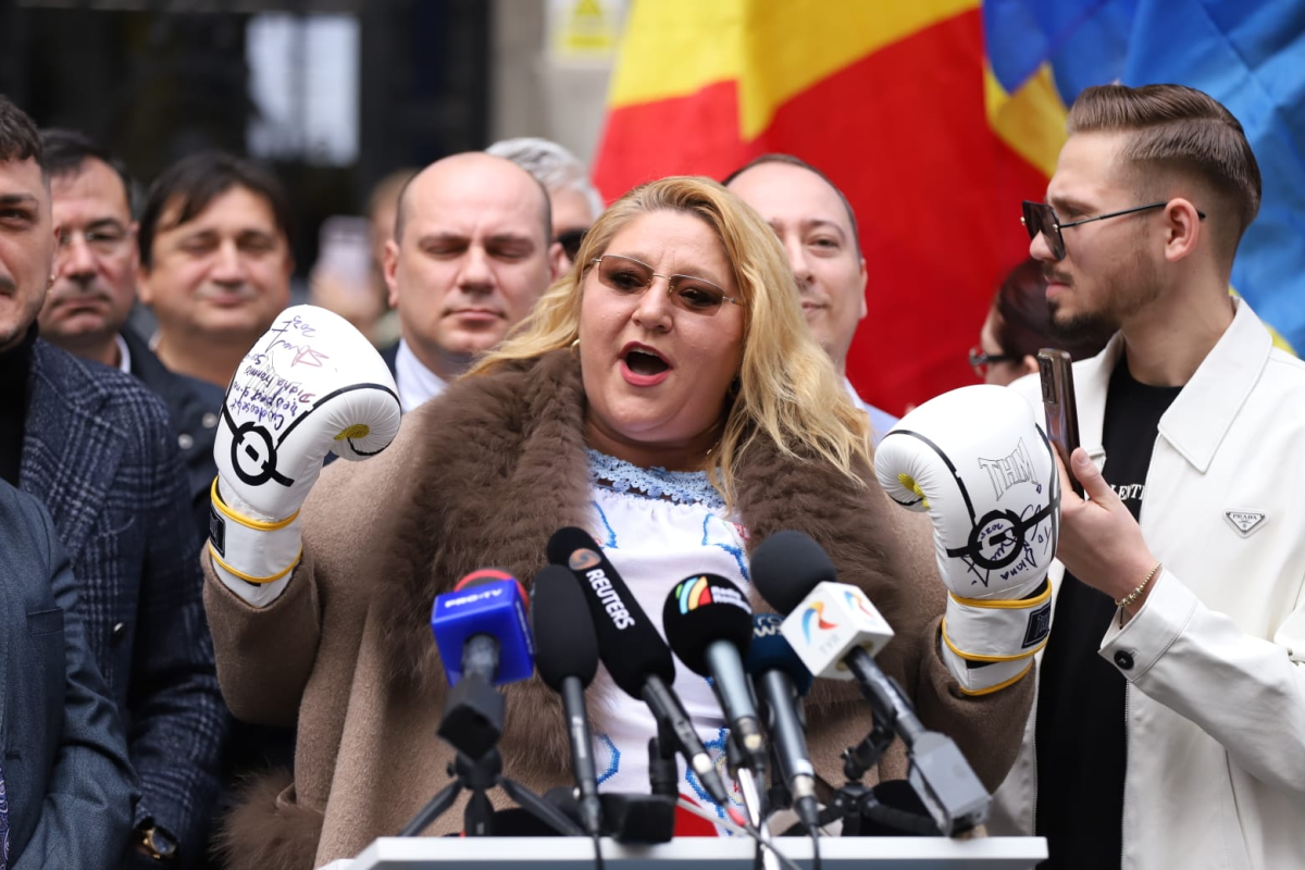 Diana Șoșoacă și-a depus candidatura la alegerile prezidențiale. A venit la sediul BEC cu mănuși de box