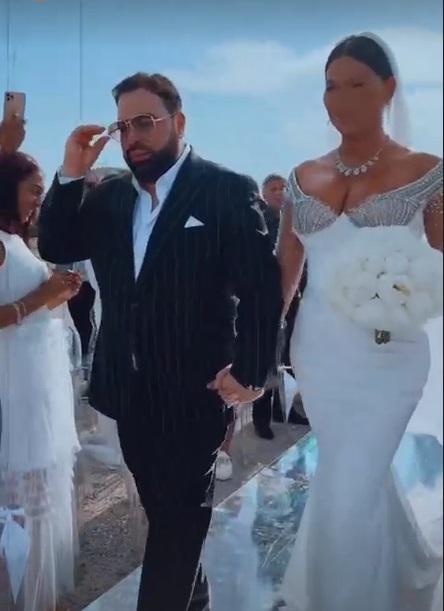 Nunta de lux a lui Florin Salam cu Roxana Dobre de la malul mării. Mireasa a avut rochie cu cristale, iar invitații au ascultat muzică de orchestră