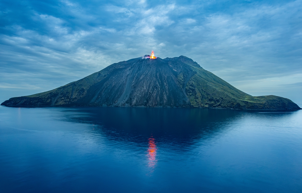 Vulcanul Stromboli din Italia – localizare, istoria erupțiilor, curiozități