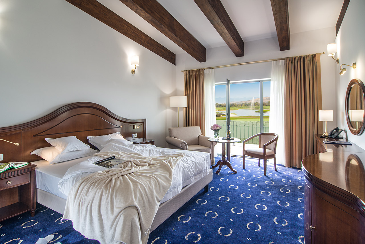 Club de golf unic în România deschis la Ciugud, în Alba. Vezi unde merge preşedintele Iohannis în weekend - FOTO