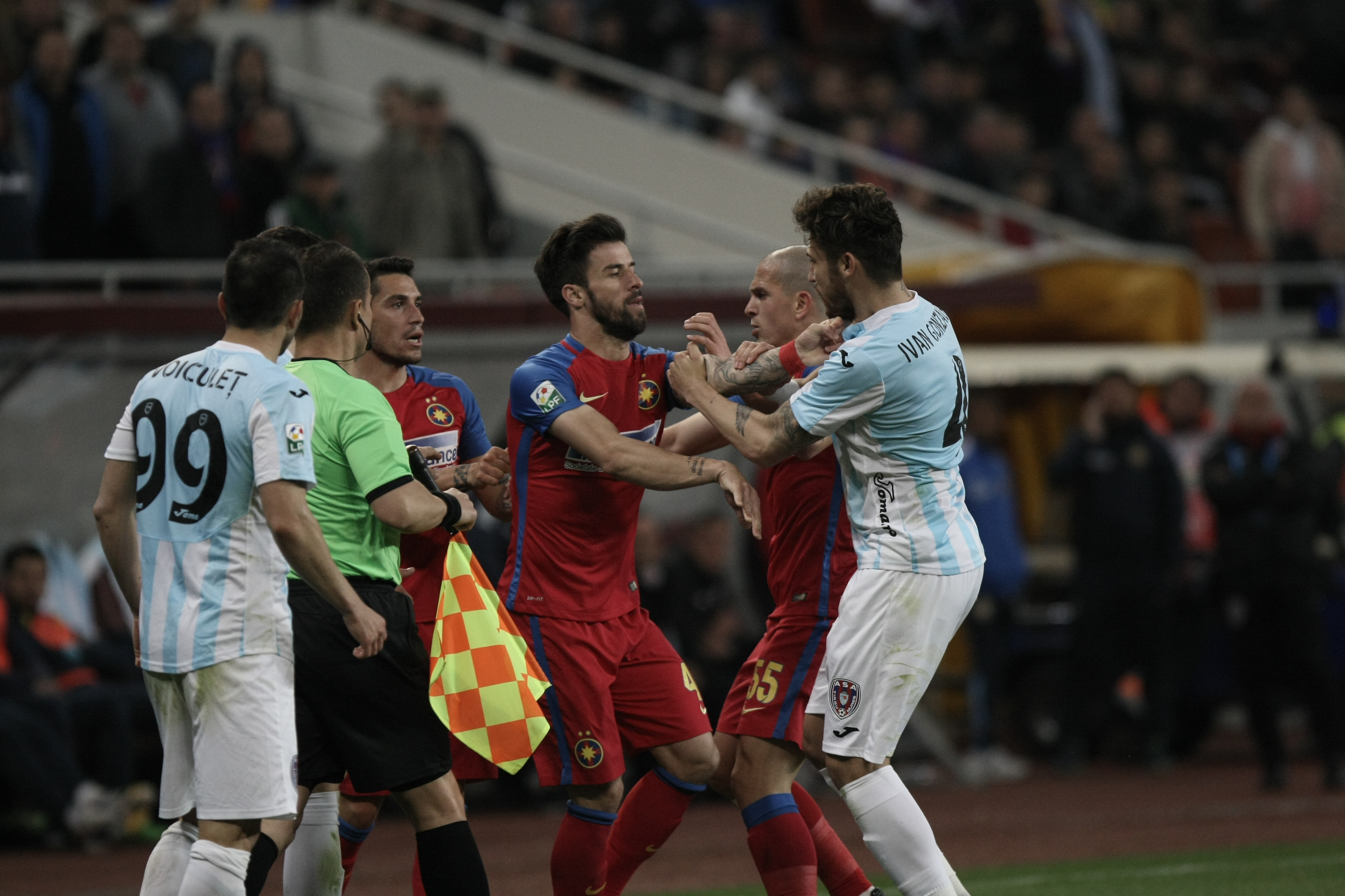 Crăciunescu, revoltat că stewarzii au intrat pe teren la meciul Steaua - ASA: ”Ce facem, aducem trupele speciale?” | GALERIE FOTO