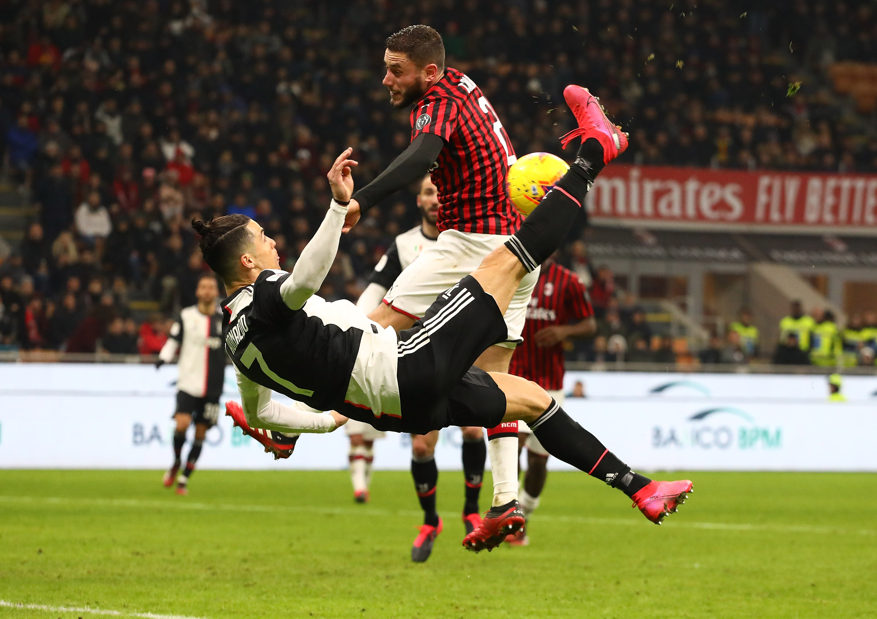 Cristiano Ronaldo ollózása után a milánói Davide Calabria kezére pattant a labda a 16-oson belül, a büntetőt belőtte a portugál – góljával megmentette a vereség-től a Juventust/ Fotó: GETTY IMAGES