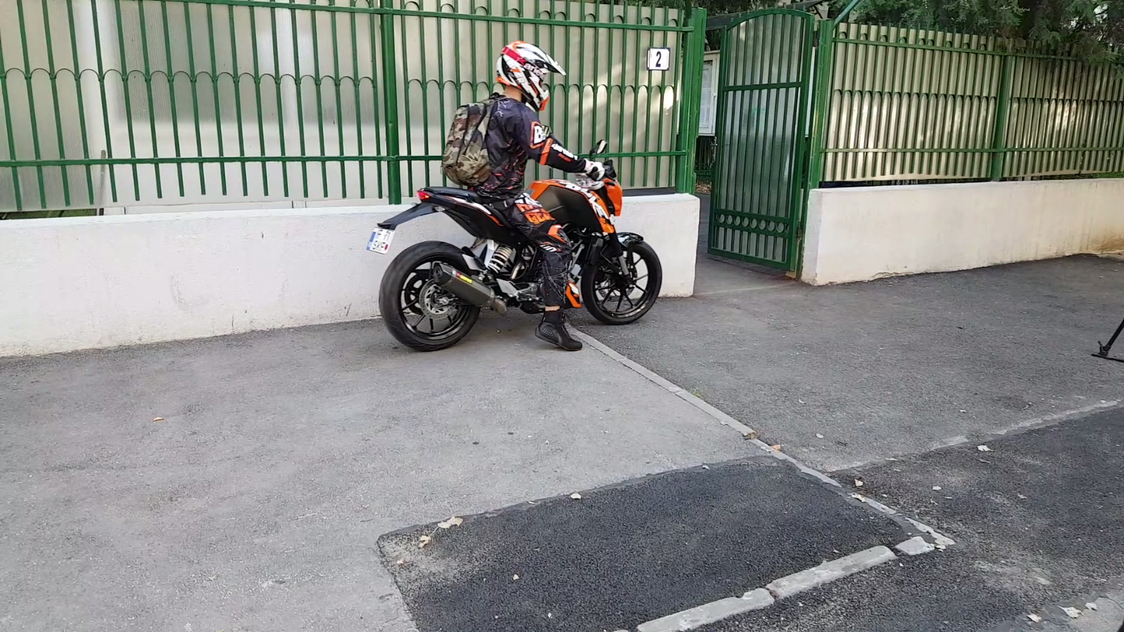VIDEO/ Prima zi de fițe la Liceul „Jean Monnet”, cu motocicleta și jeep-ul. ”Poate că suntem un liceu mai cu bani, dar suntem egali între noi!”
