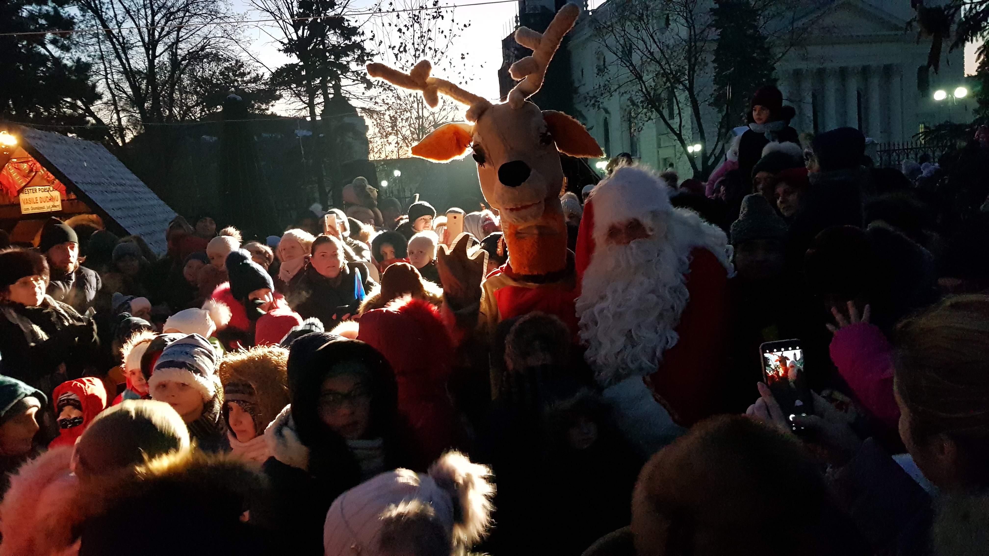 VIDEO&FOTO/ Sute de mii de luminițe multicolore s-au aprins în Iași. S-au deschis și cele două târguri de Crăciun