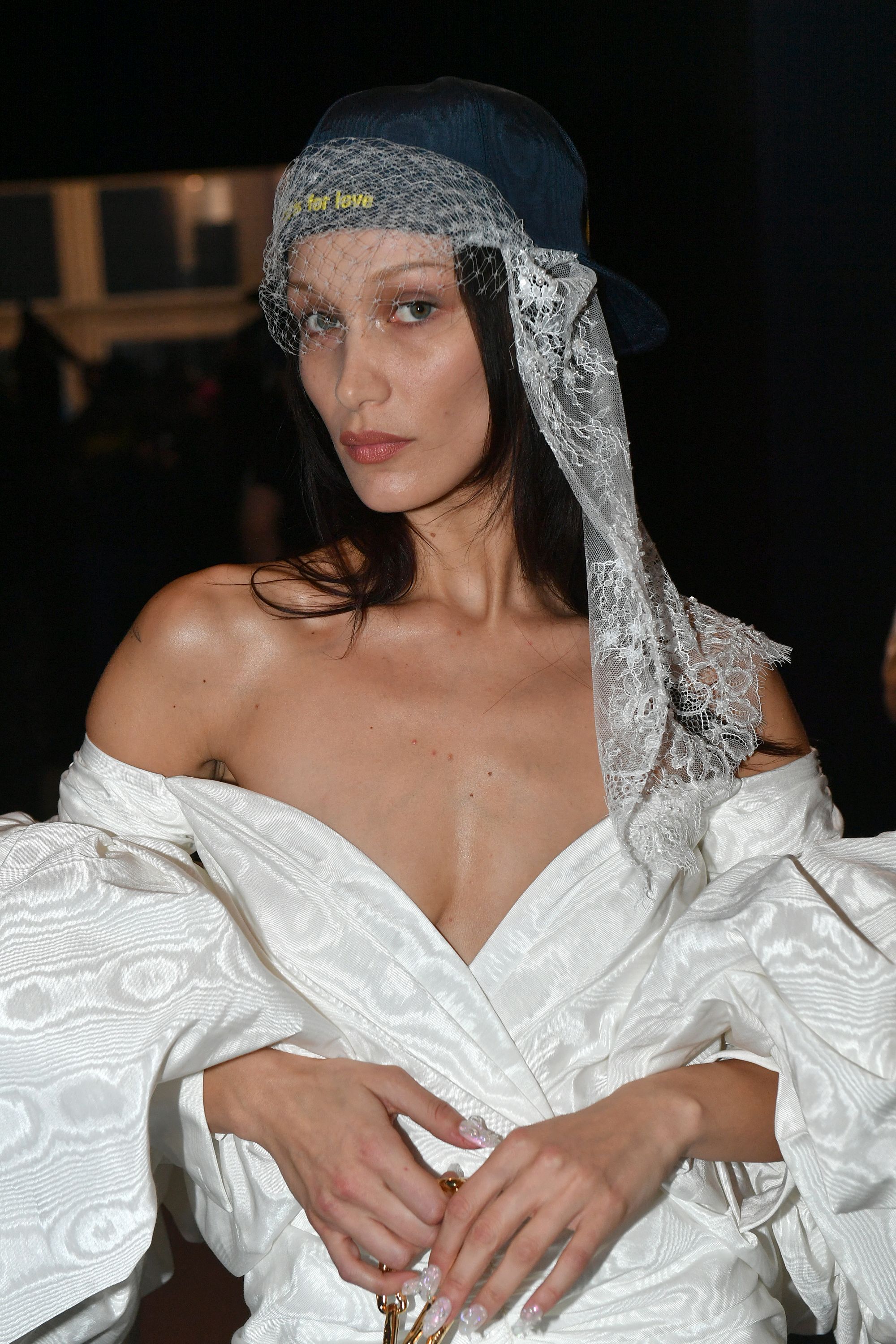 Bella Hadid și-a făcut prima operație estetică la 14 ani. Neagă că ar mai avea alte intervenții: „Haideți să punem capăt acestor speculații”