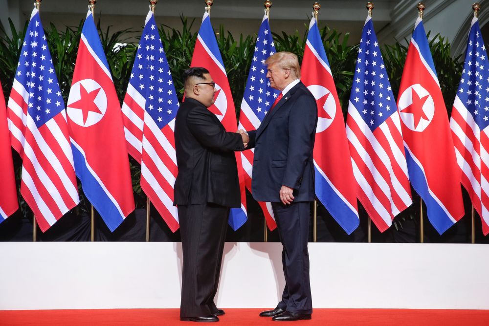 FOTO/ Momentul în care Donald Trump şi Kim Jong-un îşi strâng mâinile, înaintea discuţiilor