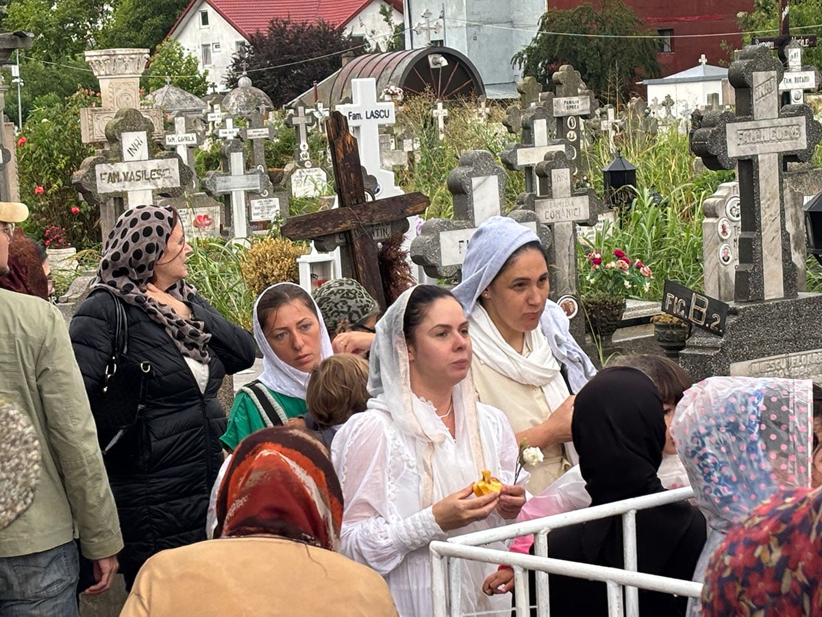 Reportaj de la cavoul Sfântului Preot Mărturisitor și legionar la tinerețe Ilie Lăcătușu, unde Icoana Arhanghelul Mihail, simbolul mișcării, a însuflețit pelerinii