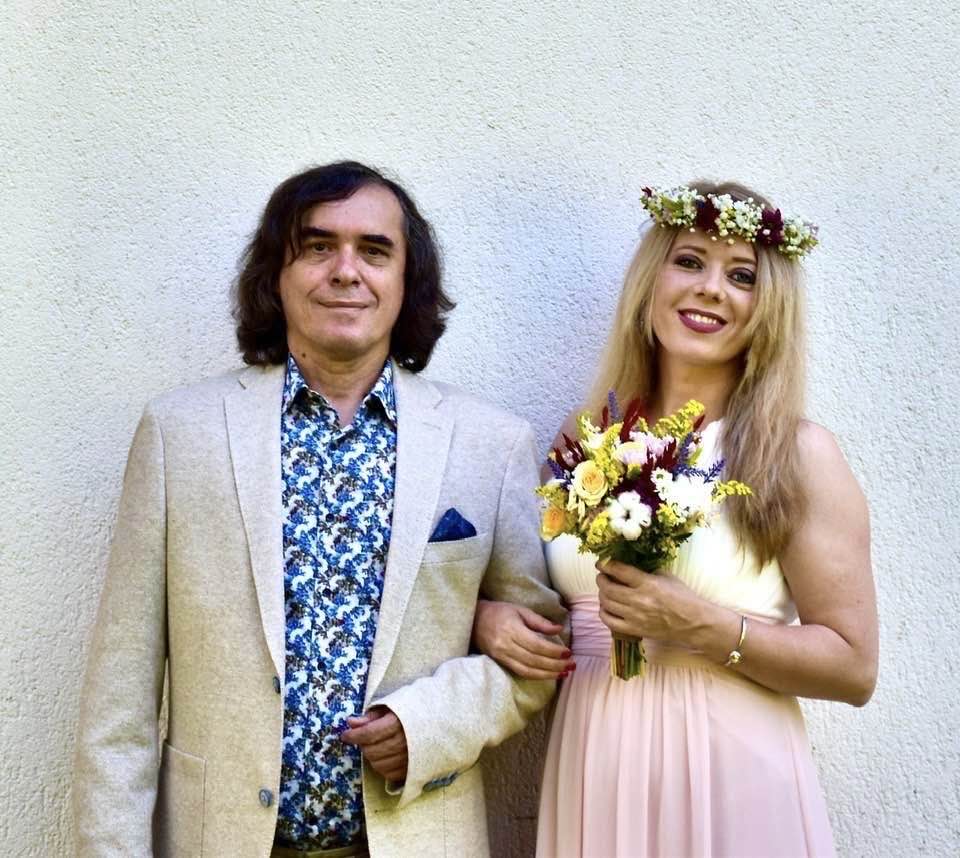 Imagini rare cu familia lui Mircea Cărtărescu. Cum arată soția și fiul scriitorului. „Sunt cinci ani de la căsătoria noastră”