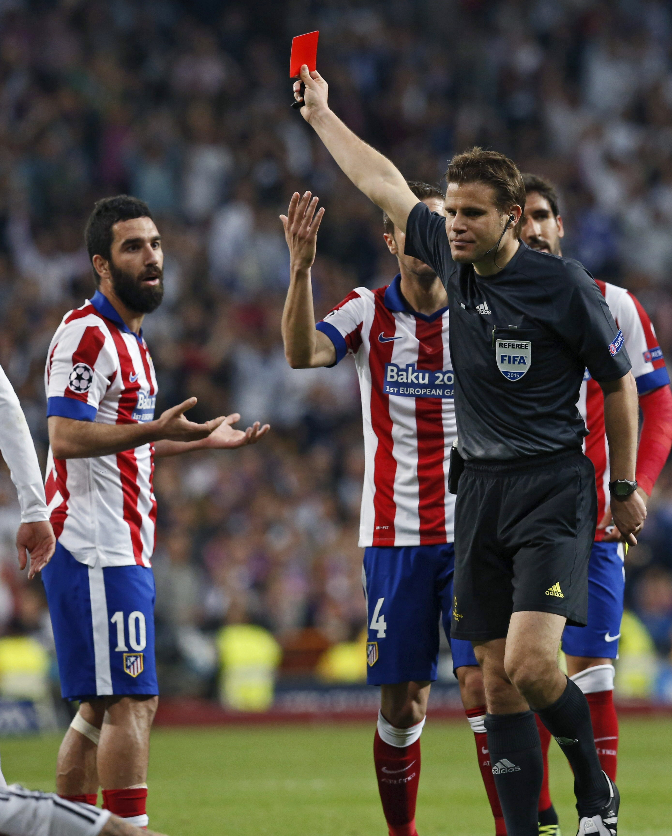 Imaginea suferinței pe ”Santiago Bernabeu”! Jose Maria Gimenez și-a ascuns fața în tricou, după ce Real a eliminat-o pe Atletico în sferturile de finală ale Ligii Campionilor / GALERIE FOTO