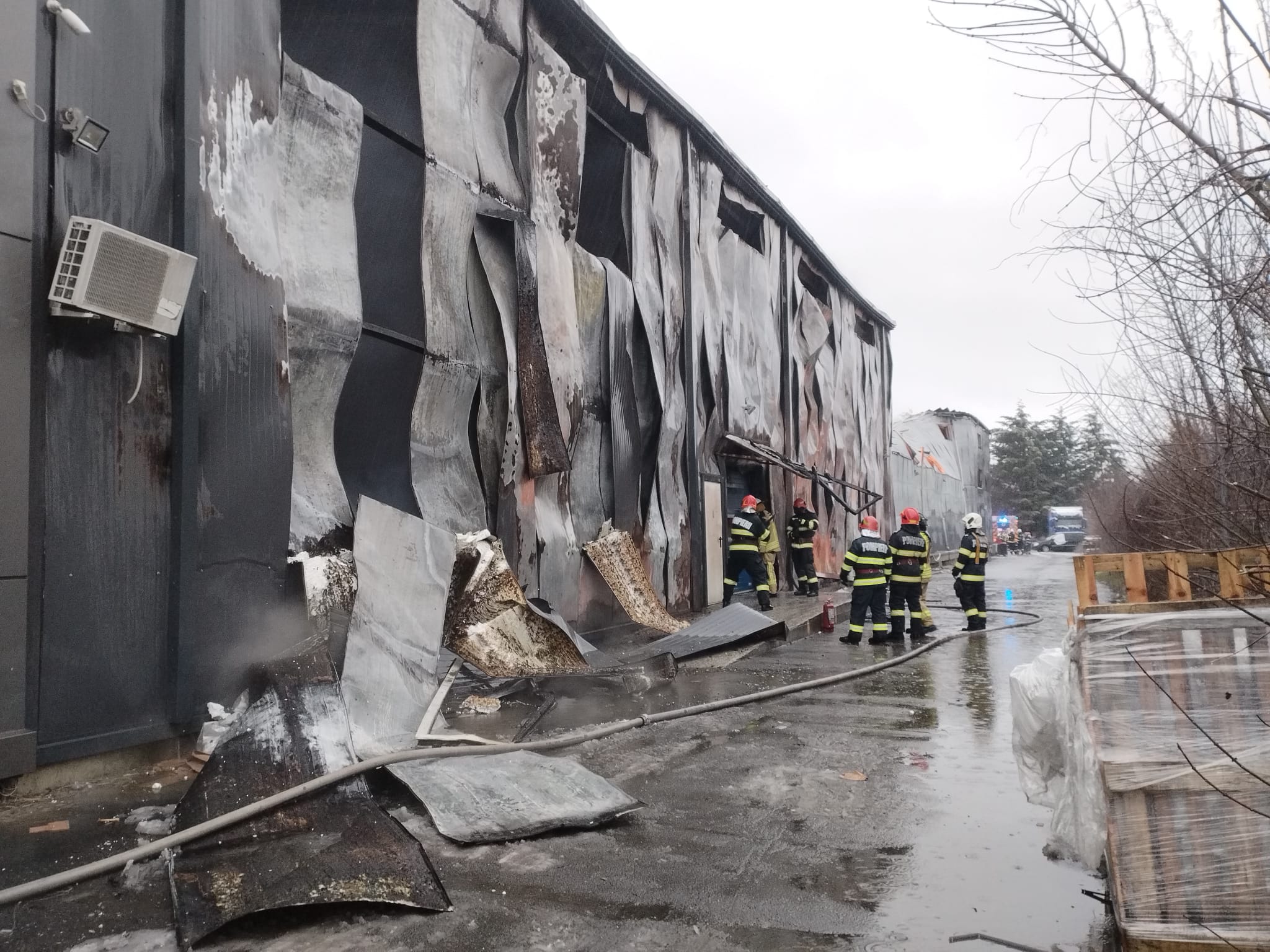 Incendiu puternic la un depozit din Voluntari. Zeci de persoane, evacuate dintr-un bloc din apropiere. A fost emis un mesaj RO-Alert