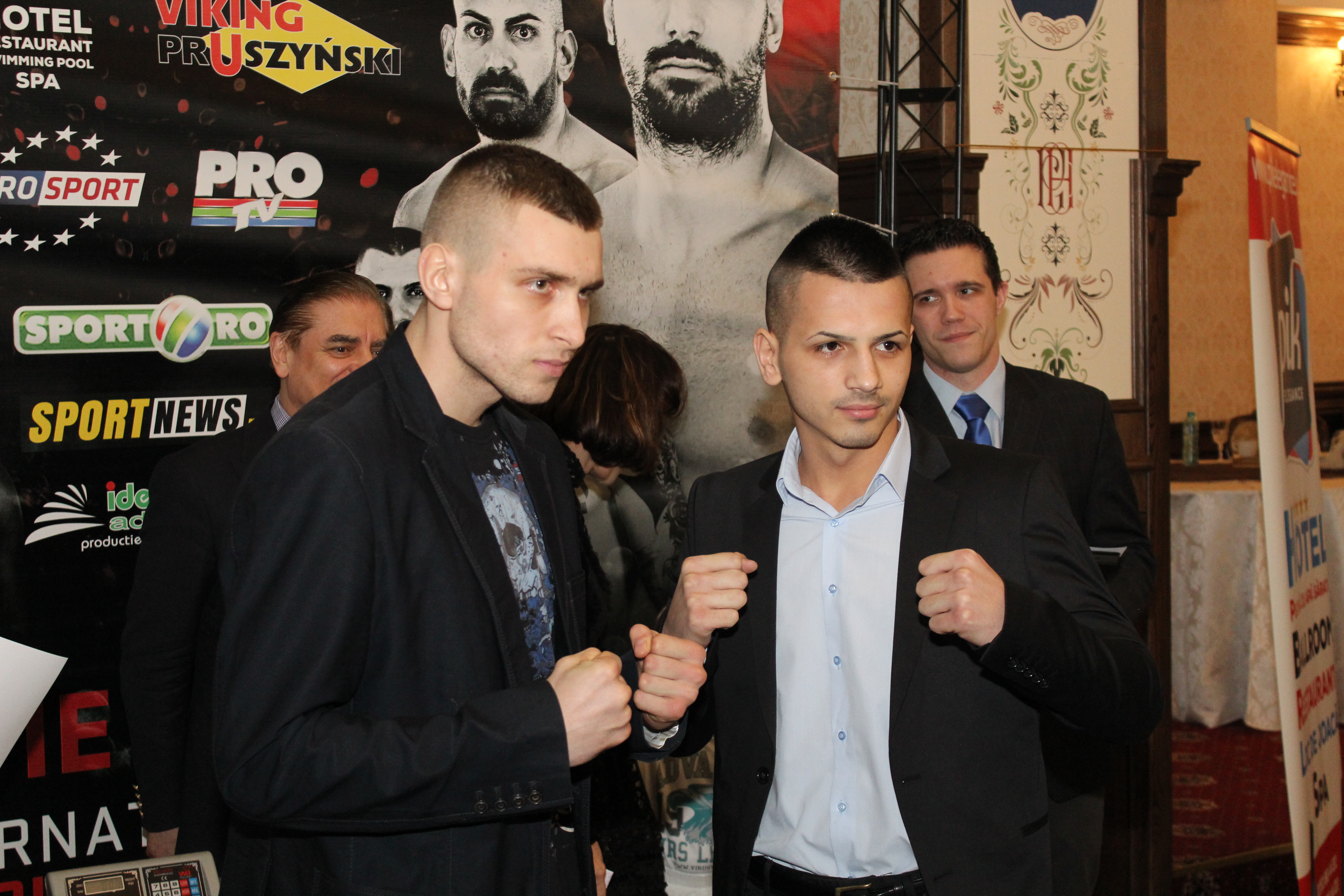 Luptătorii de la Superkombat Ploiești s-au confruntat pentru prima dată la cântarul oficial / GALERIE FOTO