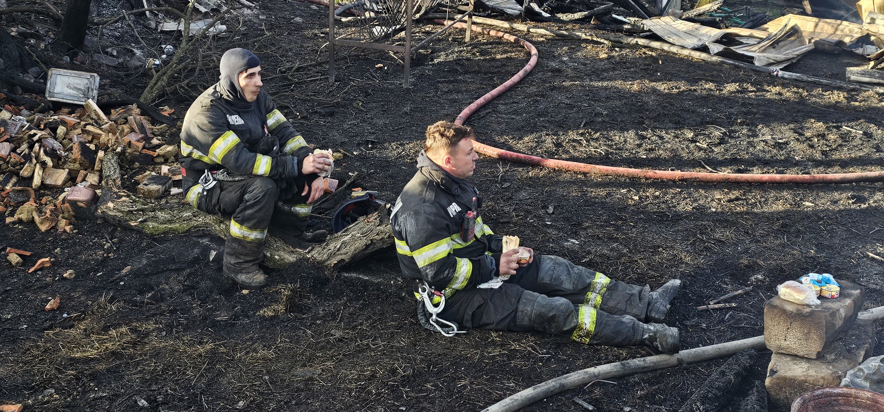 Noi imagini cu dezastrul lăsat în urmă de incendiul devastator din Soveja, în Vrancea: „Situația este critică"
