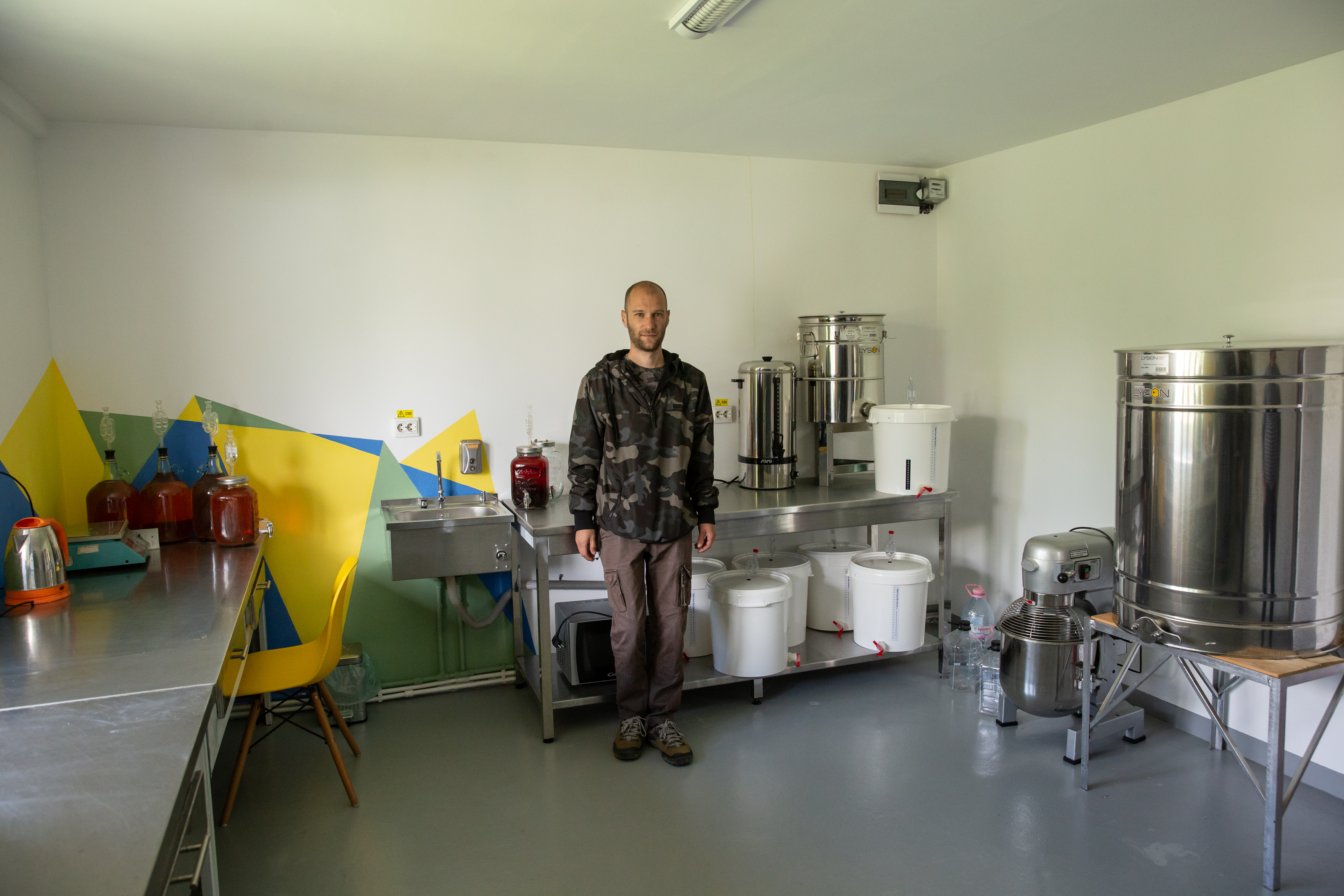 Miere și optimism în criza COVID-19. Un mic producător din Buzău vinde “mâncăruri primitive” și vrea să reînvie băutura dacilor