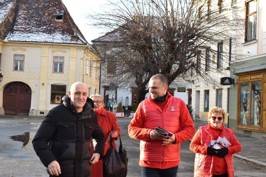 Șefii PSD Sibiu s-au lăudat în campania electorală că Horațiu Potra susține candidații partidului și s-au pozat cu mercenarul care-l păzește pe Călin Georgescu