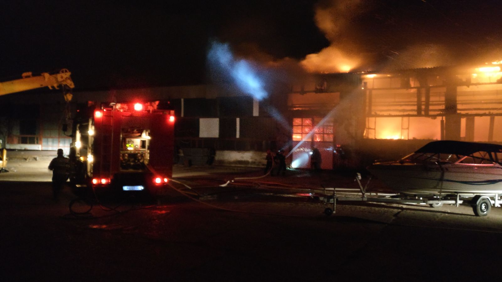 Incendiul violent la societatea de transport public din Tulcea a fost stins. „Pagubele sunt foarte mari” | FOTO&VIDEO