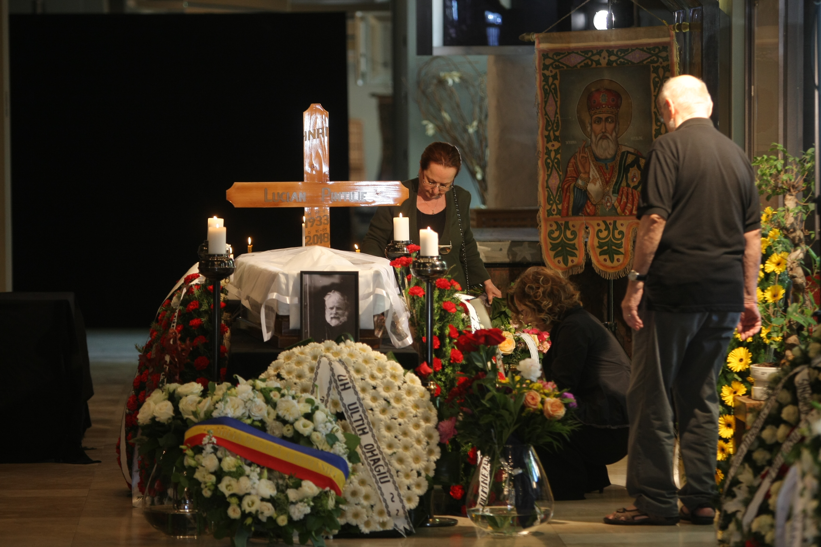 FOTO/ Trupul neînsufleţit al regizorului Lucian Pintilie, depus la Teatrul Bulandra