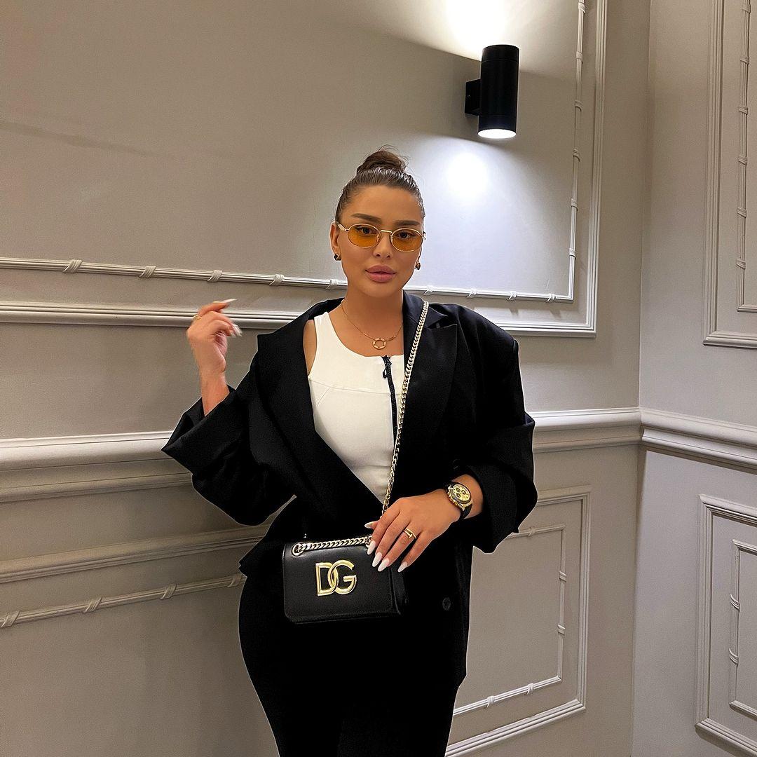 O cântăreață supranumită „Kim Kardashian din Daghestan”, criticată dur din cauza ținutei „provocatoare” de la un concert: „Eu sunt convinsă că arăt superb”