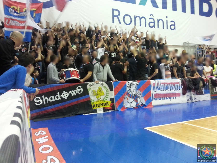 Ultrașii steliști, show la baschet! Un copil a condus galeria cu Timișoara / FOTO&VIDEO