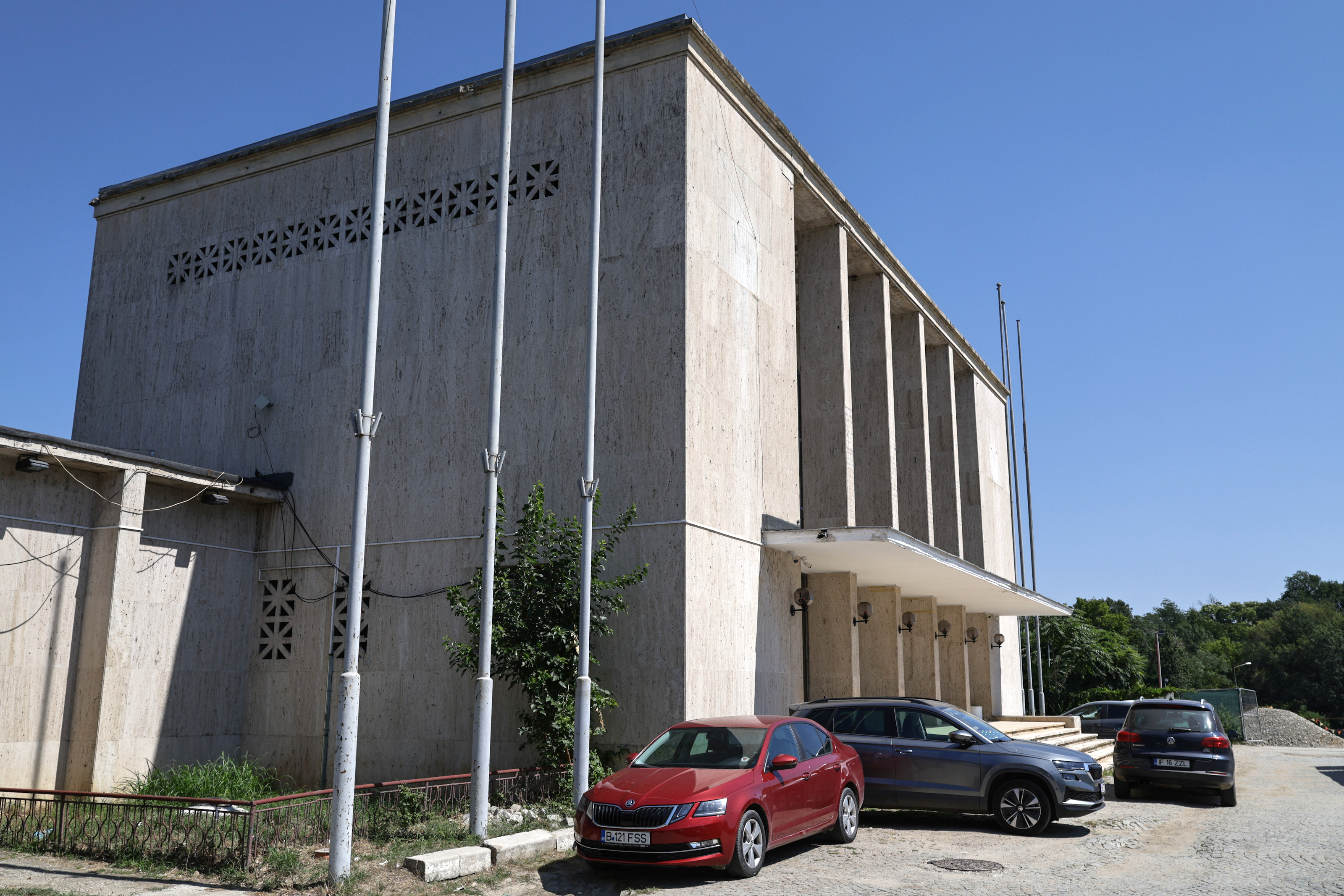 Între gloria regală și dezastrul de azi. Locul pe unde au trecut regii României a ajuns o haltă aproape pustie și distrusă de graffiti