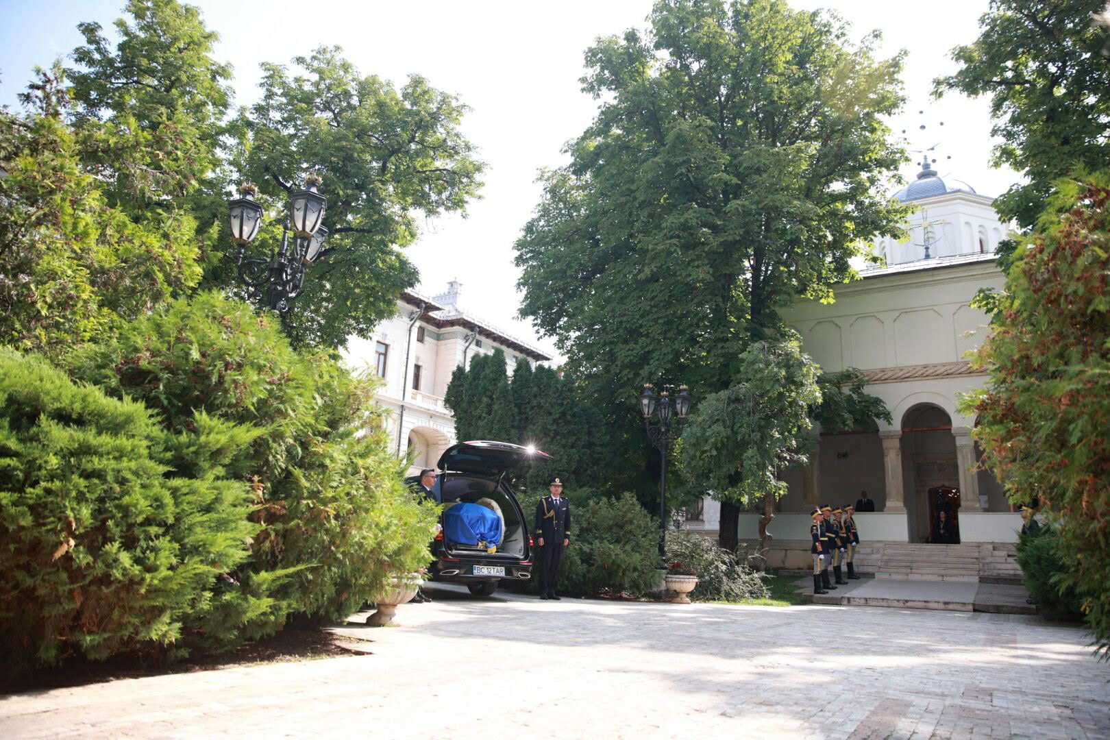 Cât costă mașina mortuară care a cărat sicriul cu trupul neînsuflețit al lui Ion Iliescu. Înmormântarea a fost plătită de statul român