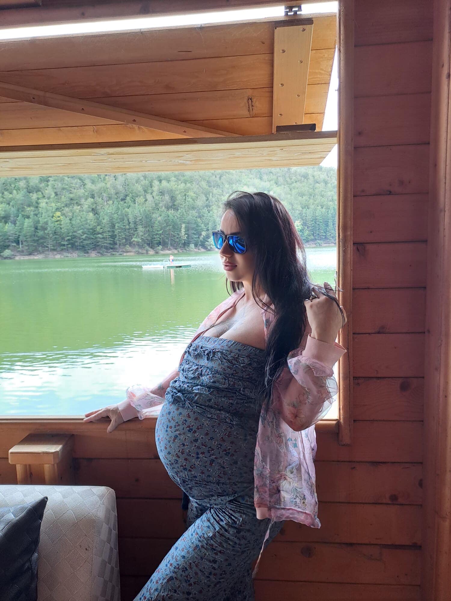 Cum arată Larisa Drăgulescu înainte de a naște al treilea copil: „Bebe mic, abia te așteptam”. A îmbrăcat o rochie mulată