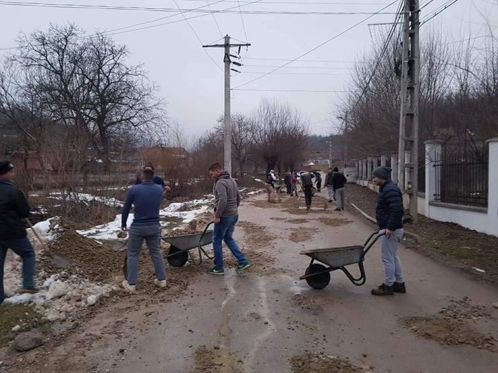FOTO| S-au săturat să aștepte "mila" autorităților și și-au reparat singuri strada!