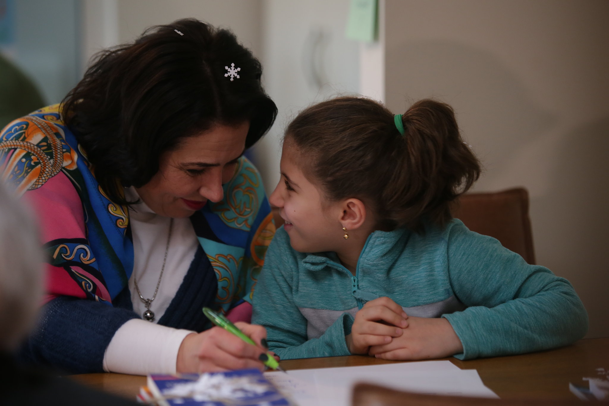 GALERIE FOTO / "Ora de Caligrafie", pentru copiii din familii de refugiaţi. Mihai Șora și Medeea Marinescu, printre invitați