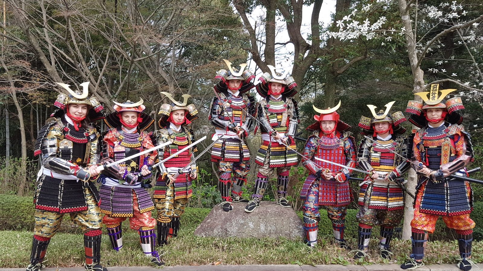 Luptătoarele din România s-au costumat în samurai la Cupa Mondială din Japonia | GALERIE FOTO